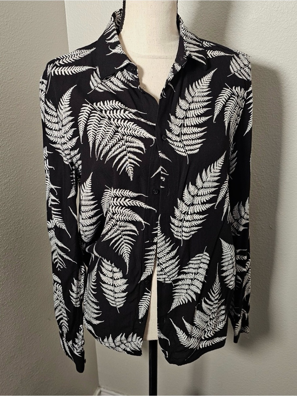 H&M Black Button-Down Shirt with White Fern Print